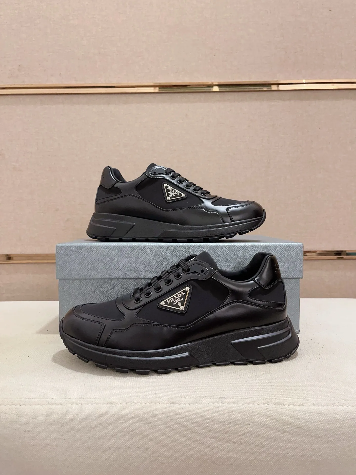 Men's Men's Shoes 💰 580💰 ✔️✔️✔️High-quality new PRADA (Prada) counters are launched simultaneously. The new men's shoes and 😘fabric are made of selected first-layer cowhide and technological glue-spraying technology. Lining: Full cowhide lining. 👍🏿High-end☄️Open-molded non-slip rubber outsole, exquisite lines, simple and elegant, comfortable and high-end for leisure travel. Code number: 38 to 44 (can be customized to 45, non-refundable!